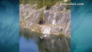 Жена се прави на Тарзан неуспешно (ВИДЕО)