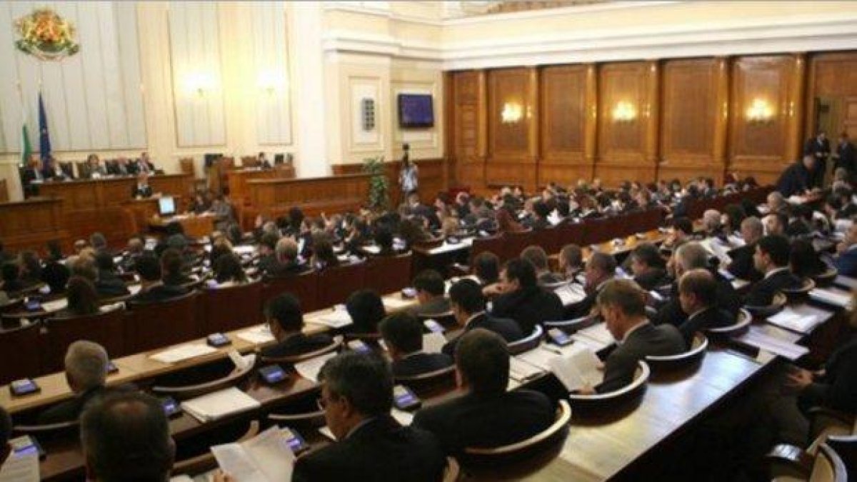 Набързо и преди изборите: Парламентът гласува да няма празнина в управлението на БНР и БНТ