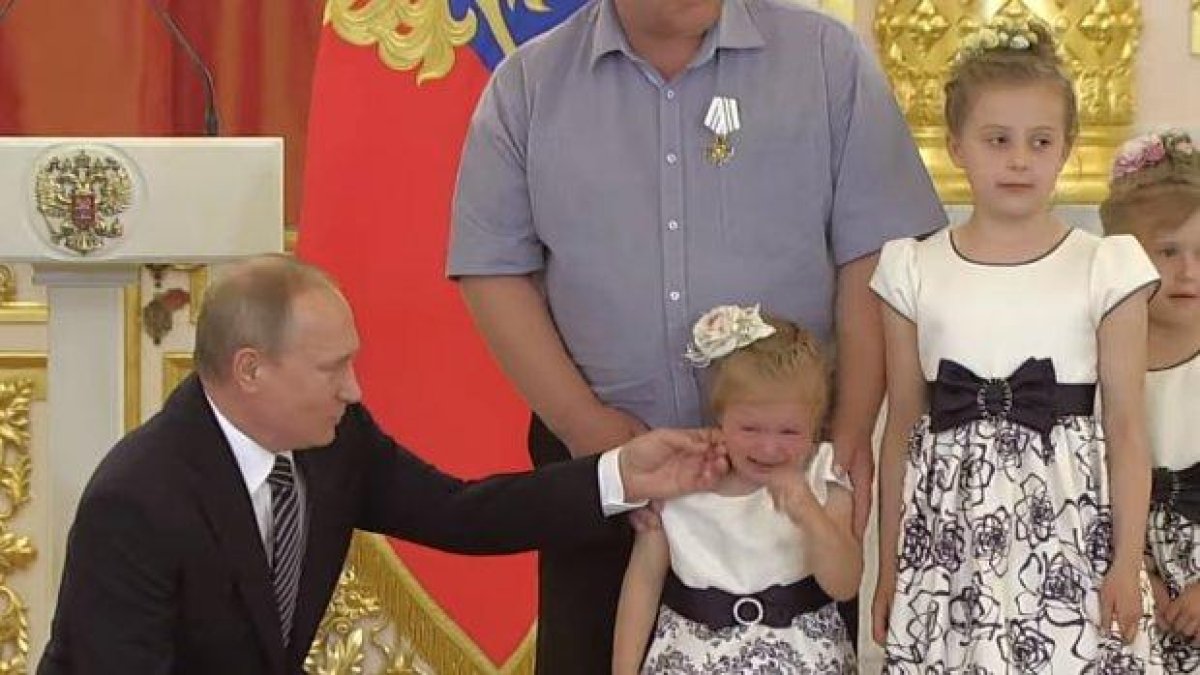 Владимир Путин се опитва да успокои плачещо момиче на церемония (ВИДЕО)