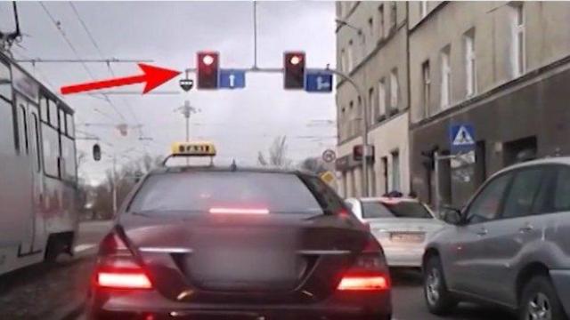 Вятър издухва светофар и обърква движението