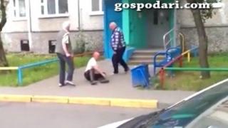 Пияни руски пенсионери се бият пред жилищен блок