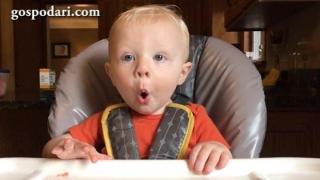 Най-смешната реакция на бебе при вида на храна (ВИДЕО)