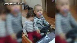 Сладки бебета: Да дремеш, докато караш кола (ВИДЕО)