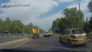 С каруца и кон в София срещу законите за движение по пътищата (ВИДЕО)
