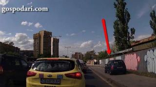 Дразнеща наглост: Малка кола се движи по тротоара, за да избегне задръстването (ВИДЕО)