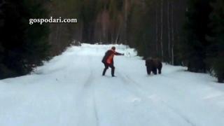Мечка се опитва да нападне човек, но остава изненадана от реакцията му (ВИДЕО)