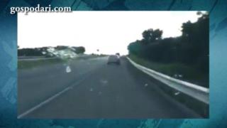 Агресия на пътя със засичане, избутване и тежка катастрофа (ВИДЕО)