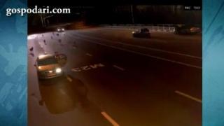 Полицай се крие в колата на спрян от него шофьор заради глутница кучета (ВИДЕО)