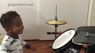 Очарователен барабанист на 1 г. превзема социалните мрежи