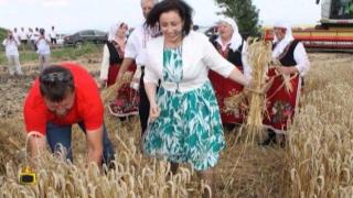 Министър Танева яхна комбайн, за да спечели сърцето на Бойко Борисов