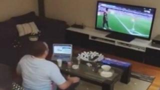 Жена изключва телевизора на мъжа си по време на мач (СКРИТА КАМЕРА)