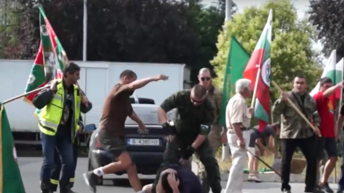 Ексклузивни кадри на боя в Бургас между поддръжници и противници на руските рокери (ВИДЕО)