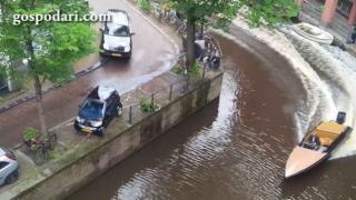 Кола блъска друга в канал при гонитба с лодка (ВИДЕО)