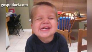 Родители учат детето си да се усмихва, докато казва &quot;сирене&quot; (ВИДЕО)