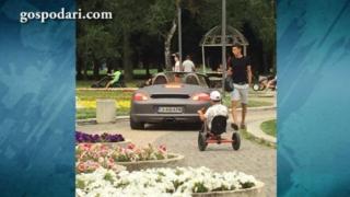 Човек обикаля Южния парк в София с Порше (СНИМКИ)