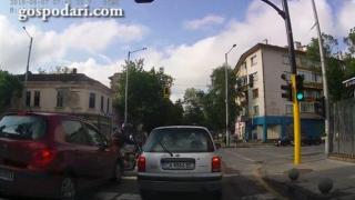 Наглост или невнимание проявява този бързащ моторист? (ВИДЕО)