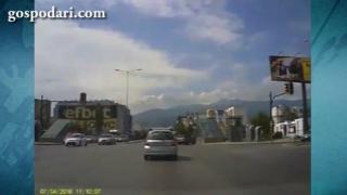 Отнето предимство и бърза скорост водят до инцидент на пътя (ВИДЕО)