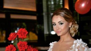 Абитуриентката с рокля за 15 000 лева изригна в защита на майка си