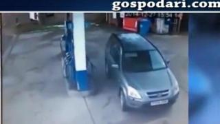 Жена се мъчи да паркира колата си от правилната страна, за да налее бензин