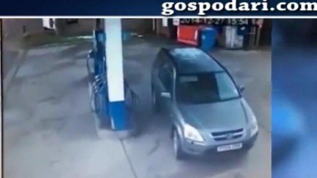 Жена се мъчи да паркира колата си от правилната страна, за да налее бензин