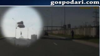 Парашутист каца на улична лампа