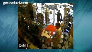 Куче герой спасява собственик на магазин от въоръжен крадец (ВИДЕО)