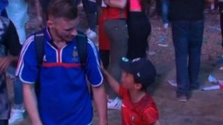 Фенче на Португалия подава приятелска ръка, за да утеши плачещ французин (ВИДЕО)