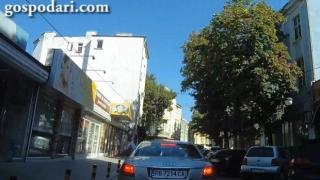 Нервен шофьор в Пловдив респектира другите с пистолет и изстрели (ВИДЕО)