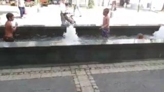 Ромчета на Женския пазар ползват фонтан за басейн (ВИДЕО)