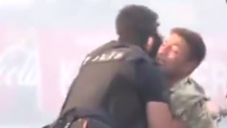 Турски полицай брани войник от гнева на привържениците на Ердоган (ВИДЕО)