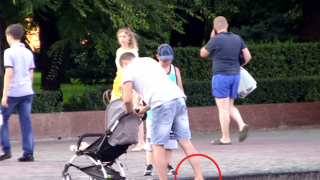 Когато пешеходците залепват за новия асфалт (ВИДЕО)