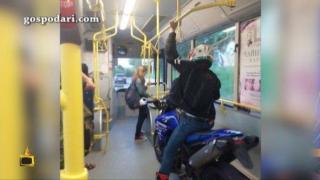 Водещите на Господари на ефира показват мотор в Градския транспорт