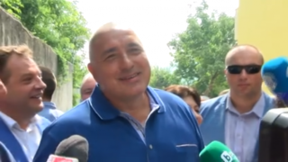 Бойко Борисов към репортерка, която си изпуска диктофона: Ше купа нов! (ВИДЕО)