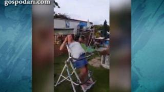 Жена се бори с килограмите, но и с фитнес уреда (ВИДЕО)