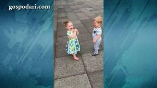 Срам и неудобство при първата целувка с дамата на сърцето (ВИДЕО)