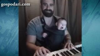 Страхотен баща приспива сладко бебе с изпълнение на пиано (ВИДЕО)
