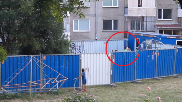 Тъжно: Деца играят на застроена детска площадка (ВИДЕО)