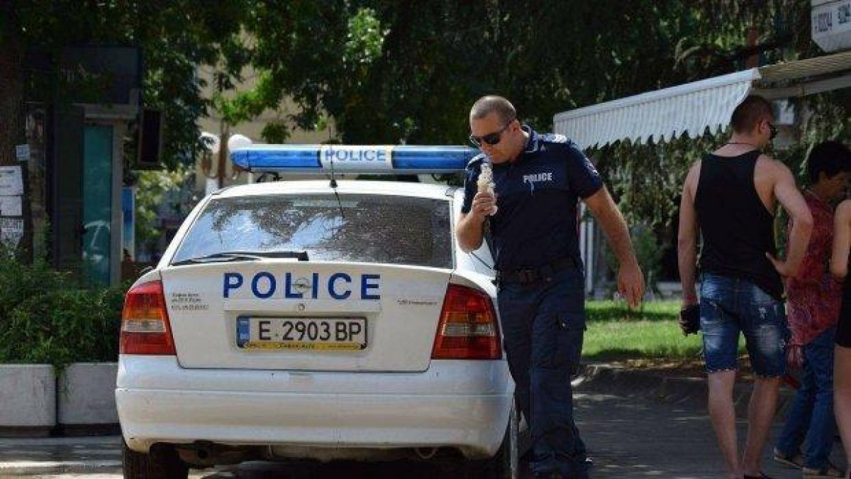 Полицаи влязоха с патрулка в пешеходна зона, за да си купят сладолед (СНИМКИ)