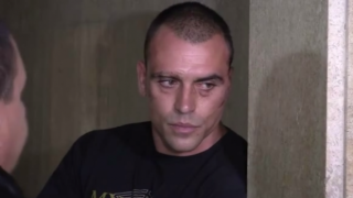 Хулиганът от Бургас, заплашил с убийство шофьор на автобус, обвини медиите, че пак влиза в ареста (ВИДЕО)