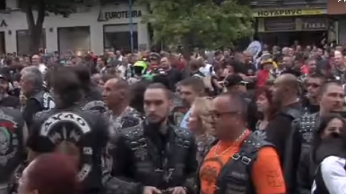 Мотористите хвърляха жълти стотинки по Съдебната палата в знак на протест (ВИДЕО)