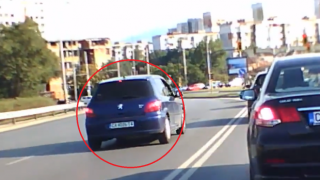 Шофьор влиза директно в насрещното, за да избегне чакането на светофар (ВИДЕО)