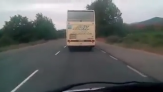 Опасно! Пътнически автобус с превишена скорост (ВИДЕО)