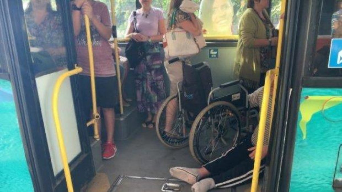 Уволниха шофьора, отказал да помогне на инвалид да се качи в автобуса