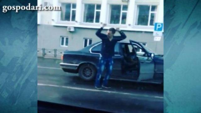Мъжко забавление с танц на червен светофар (ВИДЕО)