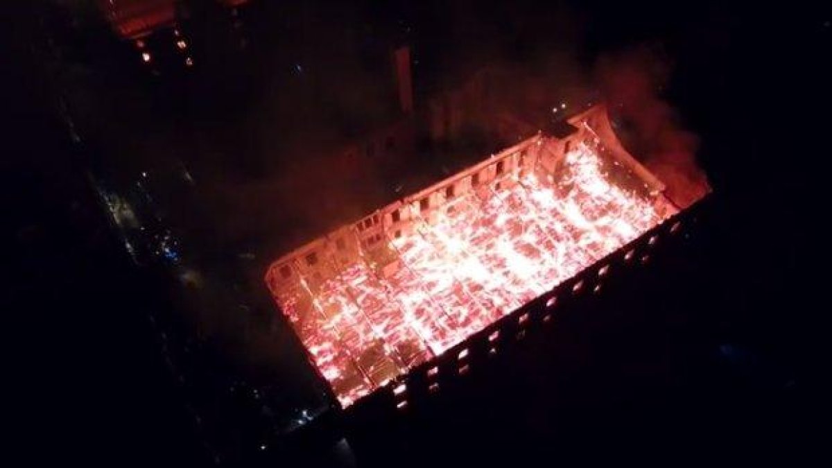 Дрон засне горящите Тютюневи складове в Пловдив (ВИДЕО)