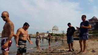 Мутри пазят частния плаж на Доган, чиновниците проверяват случая