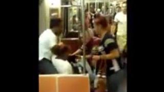Мъж се опитва да ограби тийнейджър в метрото, но другите пътници го спират (ВИДЕО)