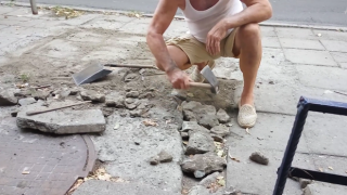 Възрастен мъж ремонтира тротоар в Бургас, щом Общината не иска (ВИДЕО)
