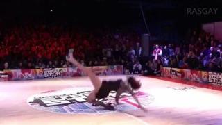 Откачен танц на висок ток с много въртене и много падания (ВИДЕО)