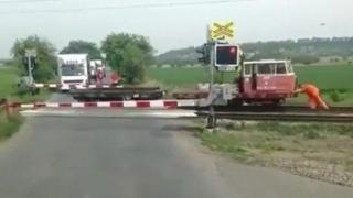 Силни мъже бутат част от локомотив по железопътни релси (ВИДЕО)